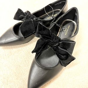 Black flats with bows, great for gift or for holidays.